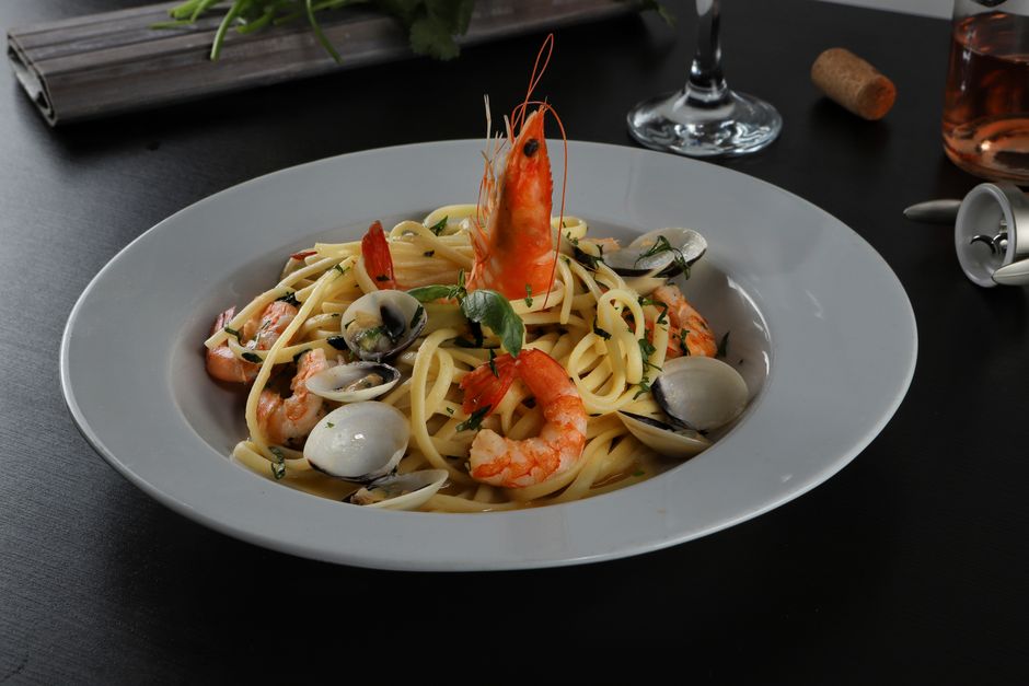 Deniz ürünlü linguine: karides ve kum midyesi